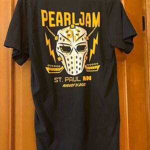 Pearl Black and Yellow Short Sleeve Tee St Paul MN Show sz M